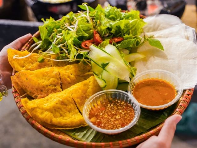 Banh Xeo: The Crispy Sizzling Pancake at the Heart of Vietnam