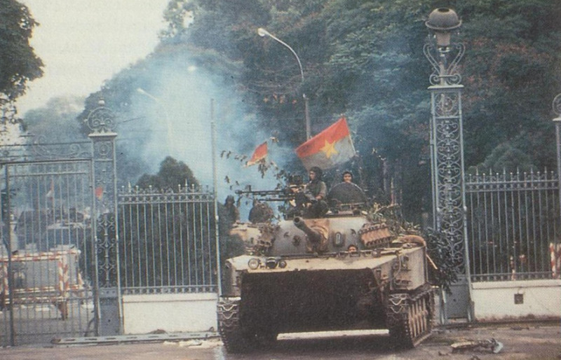 North Vietnamese troops entered the Independence Palace after South Vietnam surrender