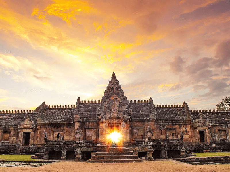 3. Fenómeno de Luz de Phanom Rung (Atardecer)