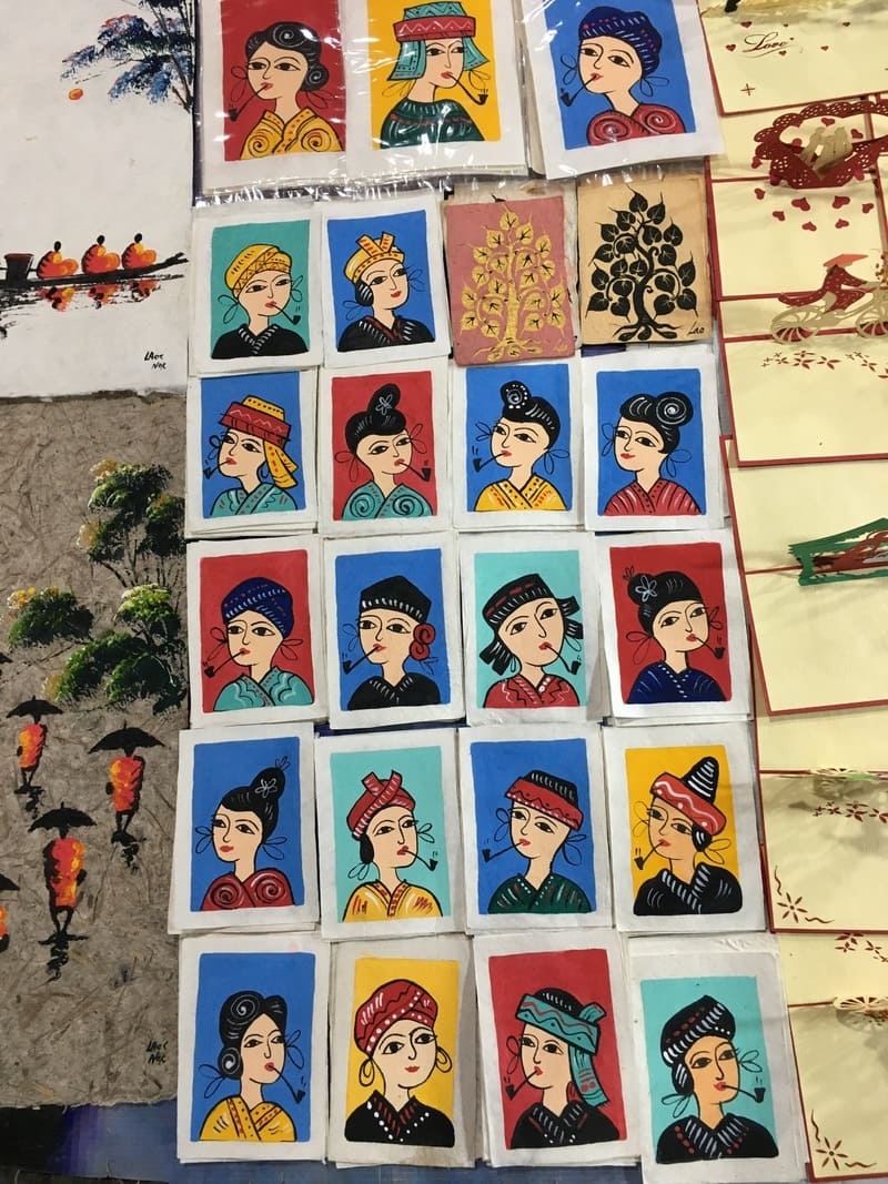 recuerdos en mercado vang vieng