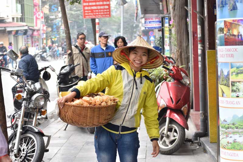 gente local en hanoi en ruta vietnam y camboya 15 dias