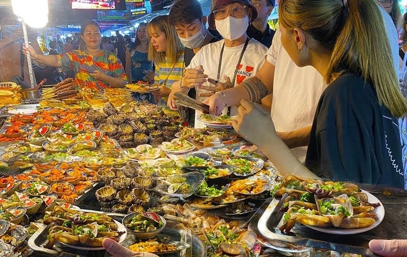 Duong Dong Night Market