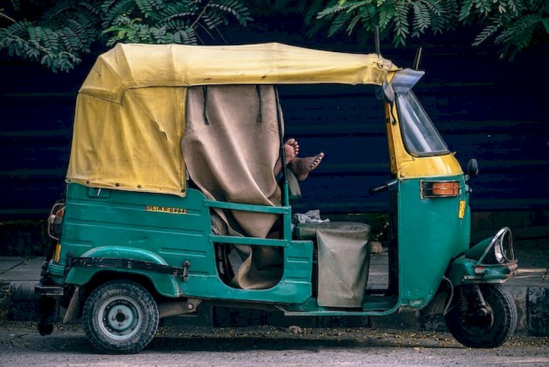 Los turistas deben pasear en tuk tuk en Bangkok, la capital de Tailandia