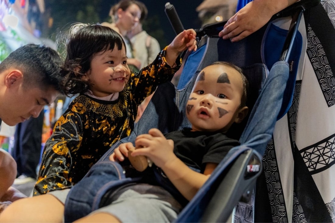 A child dressed as No-Face from Spirited Away