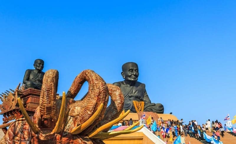 You will find true serenity at Wat Huay Mongkol