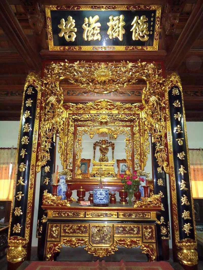 hoành phi câu đối (horizontal lacquered boards) is typically placed above the ancestral altar