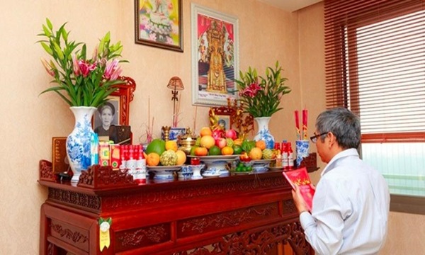 The văn tế (prayer text) or văn khấn (incantation) is essentially a prepared speech crafted with careful wording