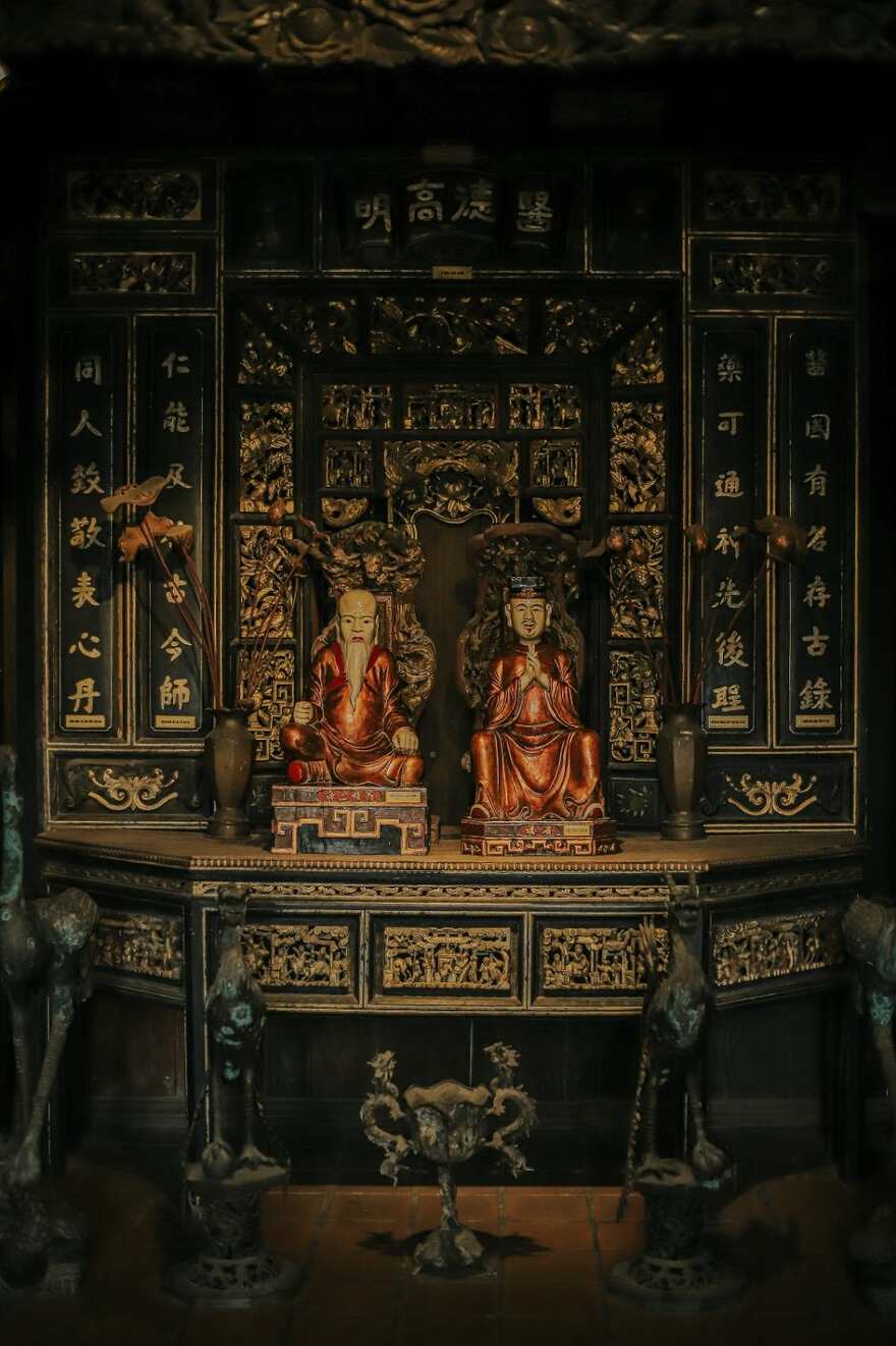 The altar is dedicated to the renowned physician Tuệ Tĩnh - the founder of Vietnamese traditional medicine - and the renowned physician Hải Thượng Lãn Ông Lê Hữu Trác - the author of a monumental work on traditional medicine, considered the encyclopedia of Vietnamese traditional medicine.