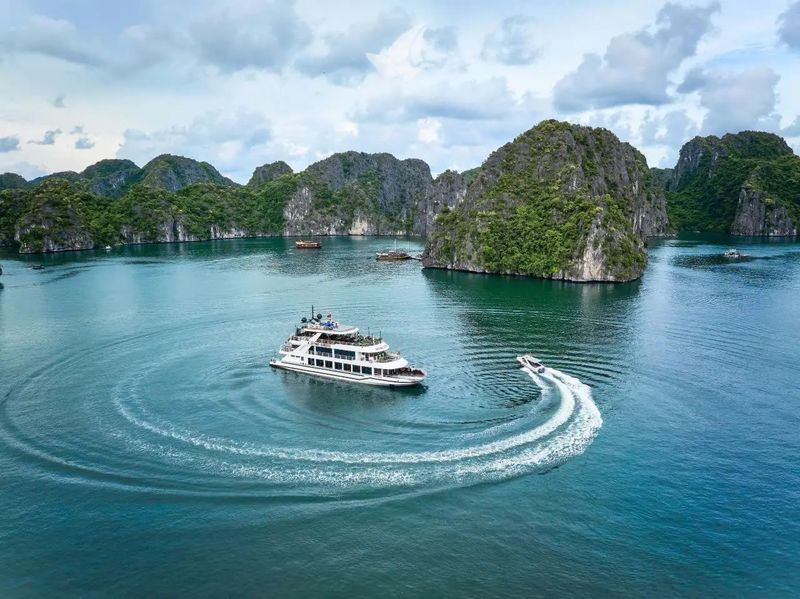 bahia de halong en vietnam en junio