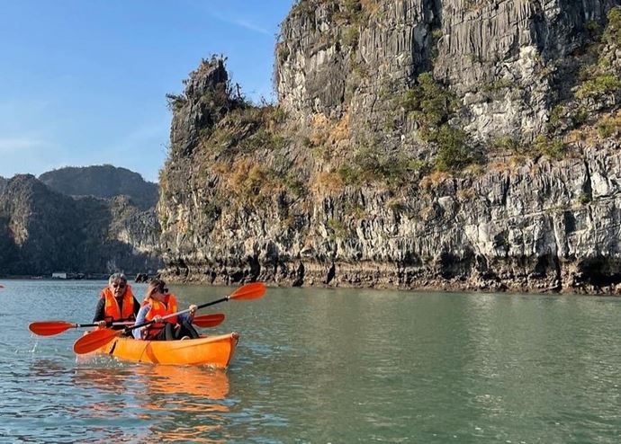 kayak en la bahia de lan ha