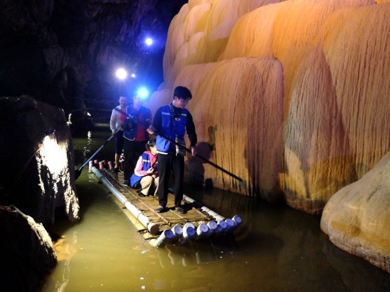 Travelers exploring the Ban Thuon branch of Nguom Ngao Cave with guide support.