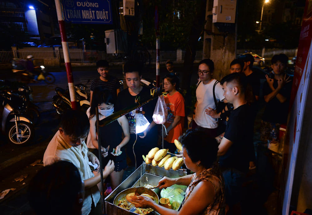 banh mi dan to queue of people