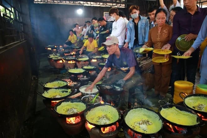 Another theory links banh xeo to banh khoai from Hue