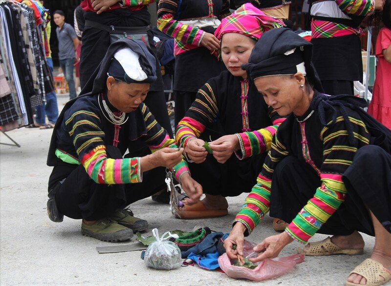 Children of the Lolo Noir ethnic group in Bao Lac, Cao Bang - Photo: Tristan Savatier