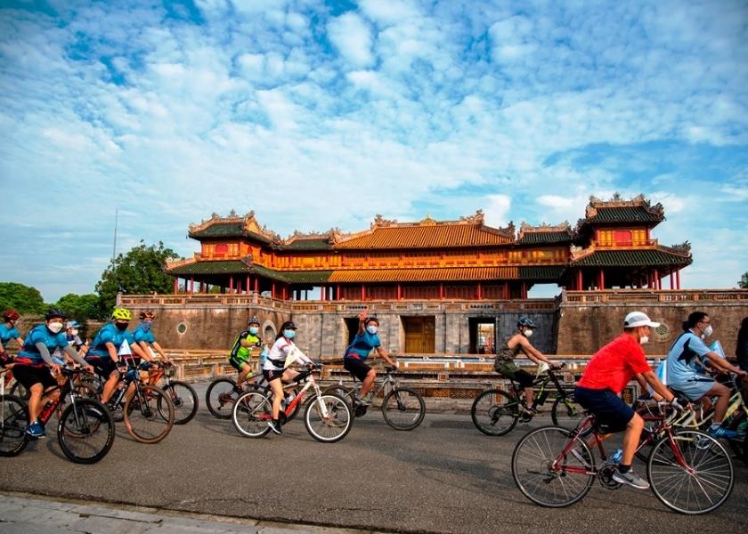 A cycling tour stopping at the historic Imperial City of Hue and green pomelo gardens in Thuy Bieu village.