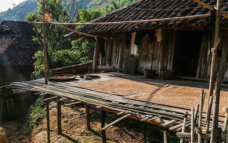 A little closer, the half-stilted, half-land house of the Lolos Noirs - Photo: Dominique Linel
