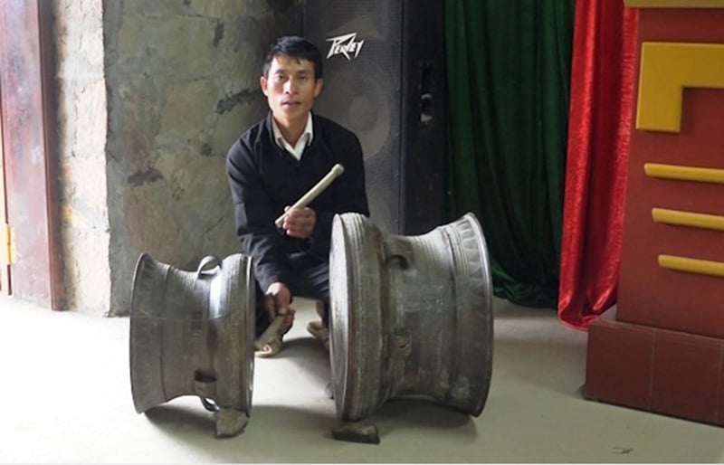 The bronze drums of the Lolo