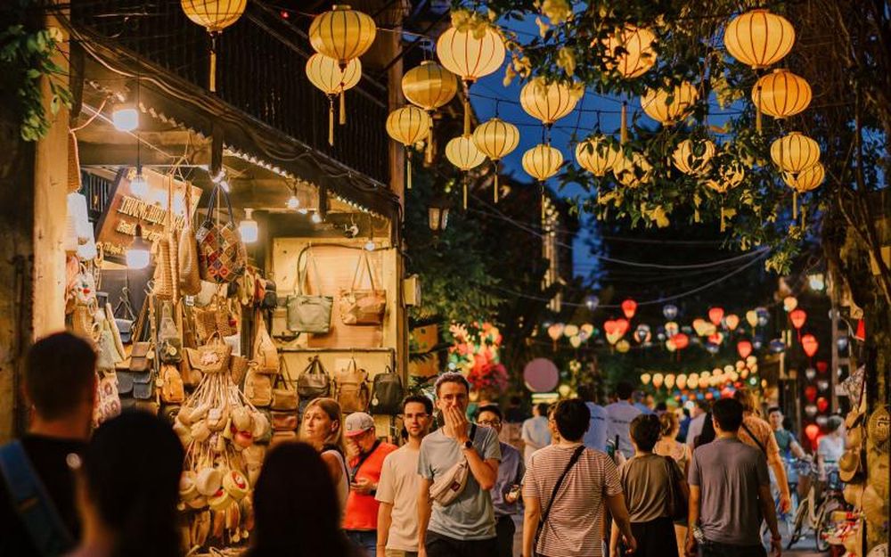 mercado nocturno en hoi an