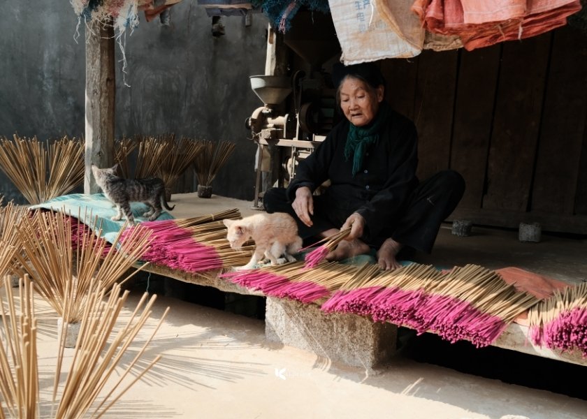 The old woman is drying her finished incense sticks for the last time