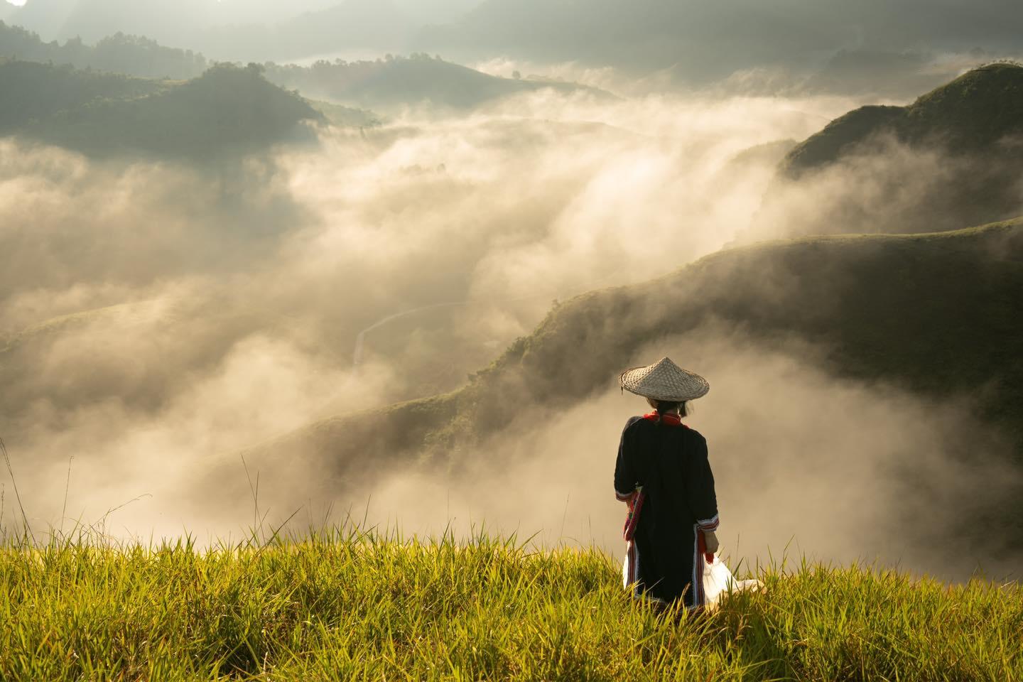Cloud hunting at dawn on Ba Quang grass hill