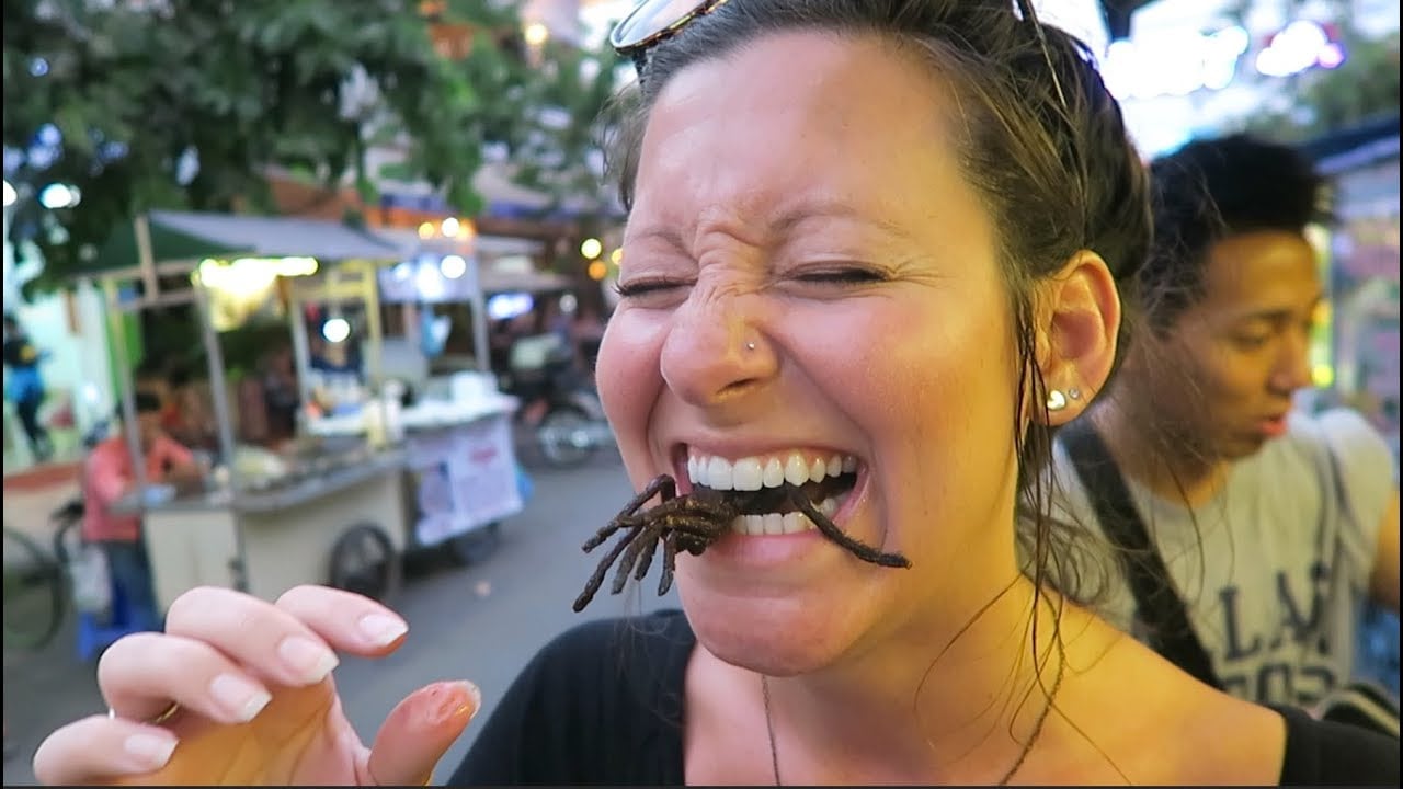 comida callejera en camboya - comer insecto