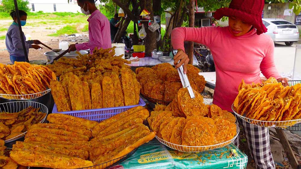 comida callejera en camboya - tostadas con Camarones