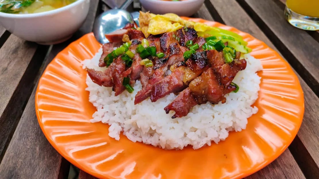 comida callejera en camboya - Cerdo a la Parrilla con Arroz