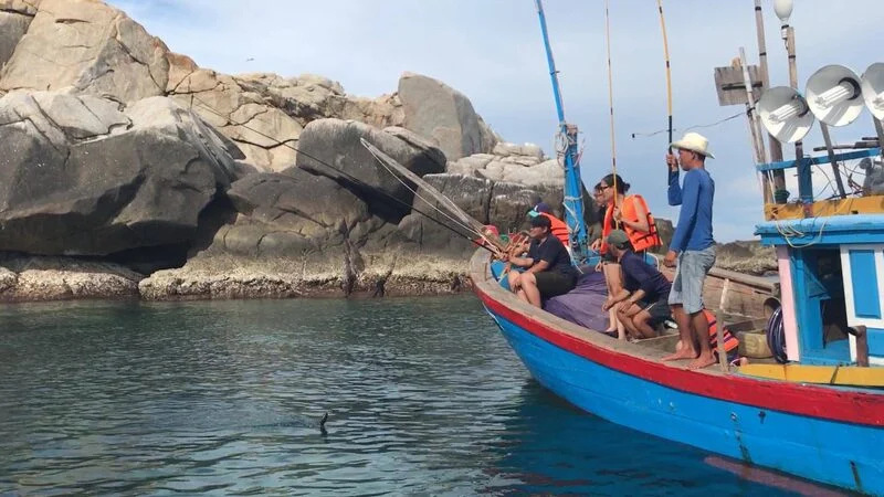 Fishing is a very interesting experience that you must try in Cua Dai