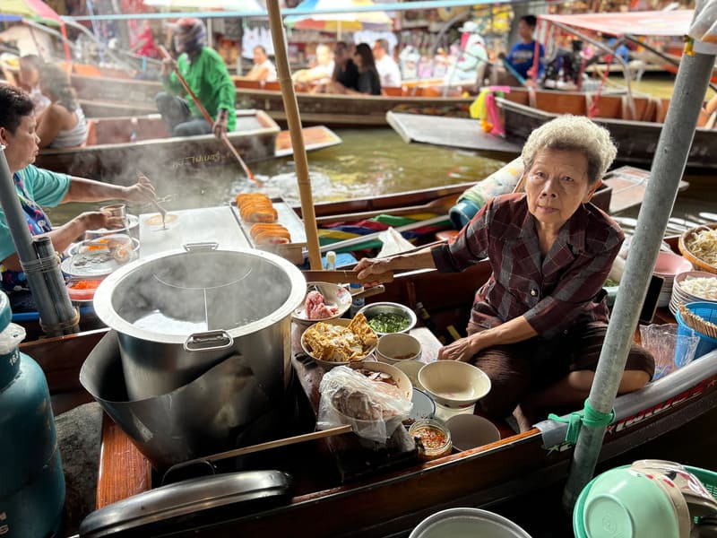 Observe the stalls where locals stop the most. In general, this is where you can find the tastiest and most authentic cuisine.