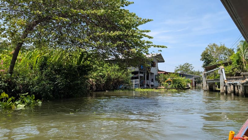Apart from the busy area, the floating market still retains this more authentic part.