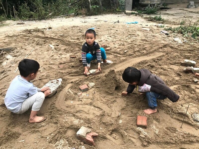 niños en lao chai