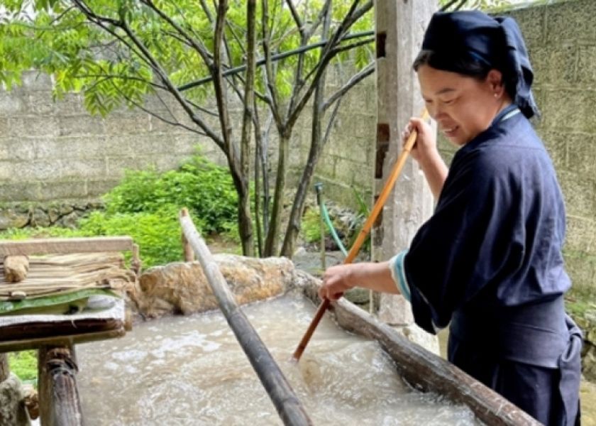 In the village of Dia Tren, only four families still preserve this traditional craft.