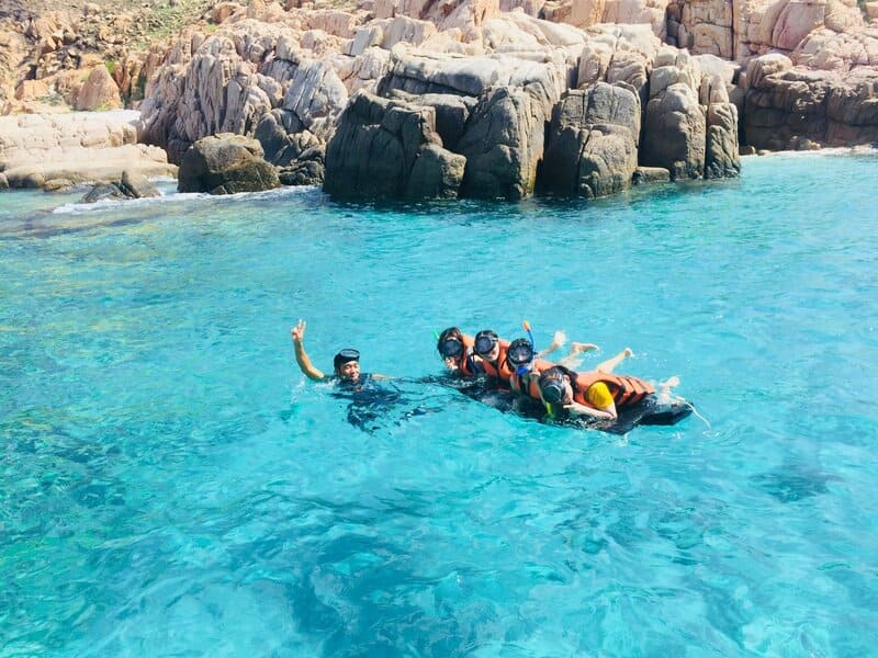 Vinh Hy Bay is an ideal place for diving enthusiasts, offering a wide variety of underwater activities