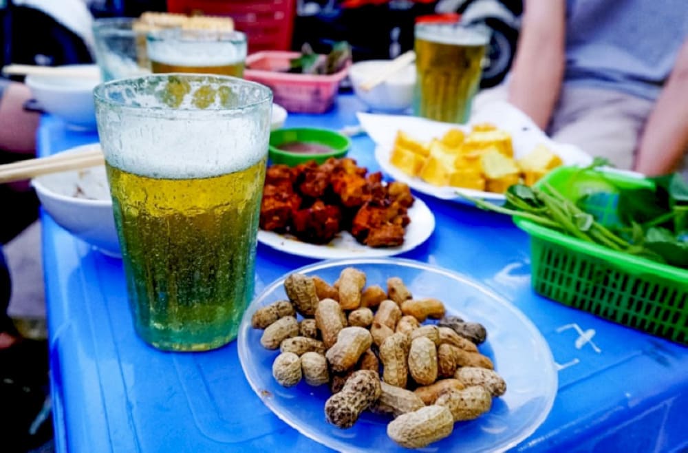 drinking beer in ta hien street