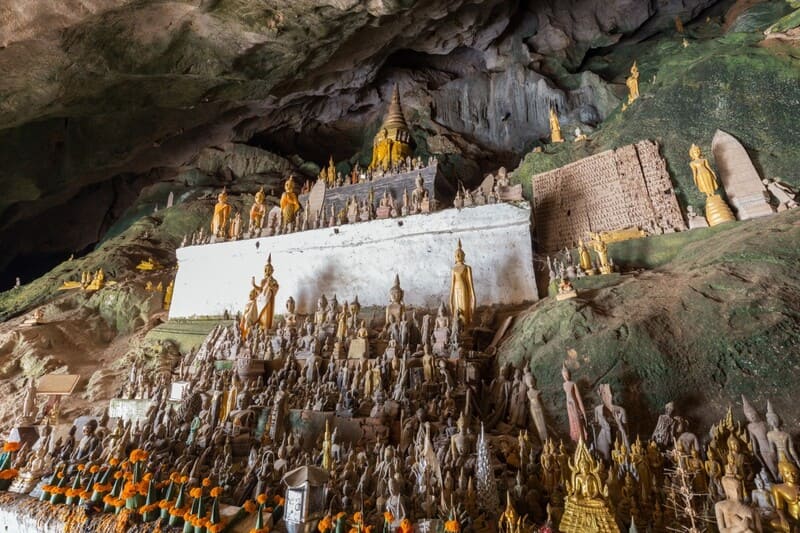 estatuas de buda en cueva pak ou