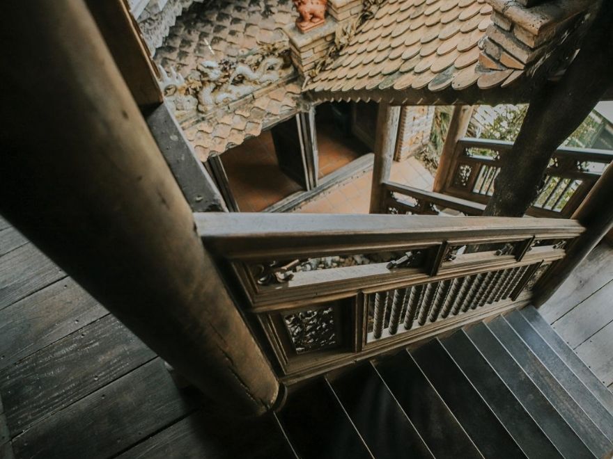 With an area of 600 square meters, comprising 5 floors and a ground floor, and containing 18 rooms, the museum houses more than 3,000 rare and valuable artifacts related to traditional medicine.