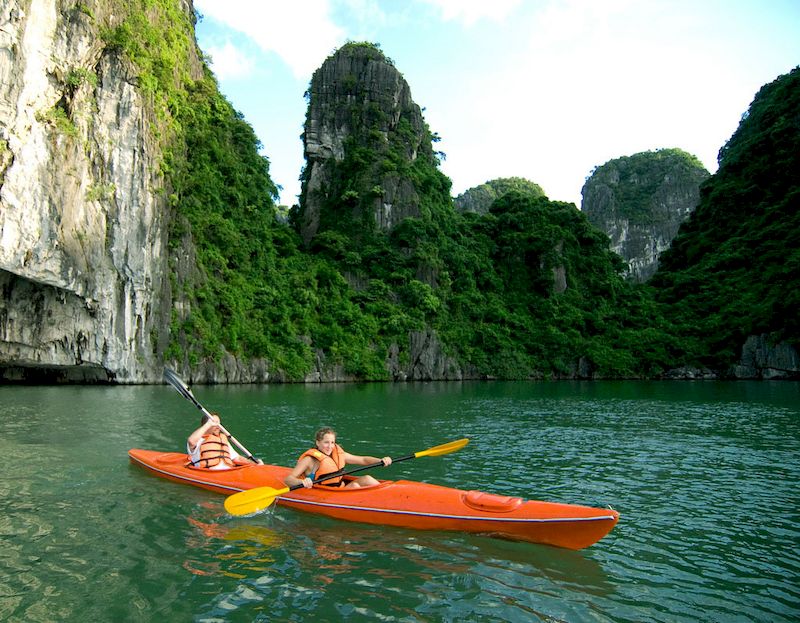 Tourists can kayak in Luon Cave in Halong Bay