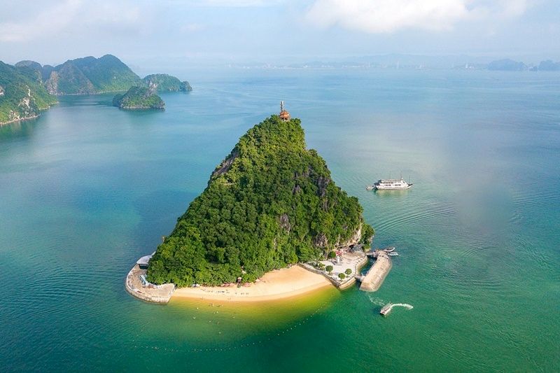 Titop Island is one of the most beautiful islands in Halong Bay. Photo: internet