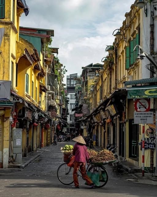 Hanoi Old Quarter morning food scene in August