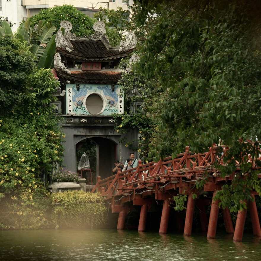 Map-style illustration of a Hanoi stopover route from Noi Bai Airport to the Old Quarter and Hoan Kiem Lake