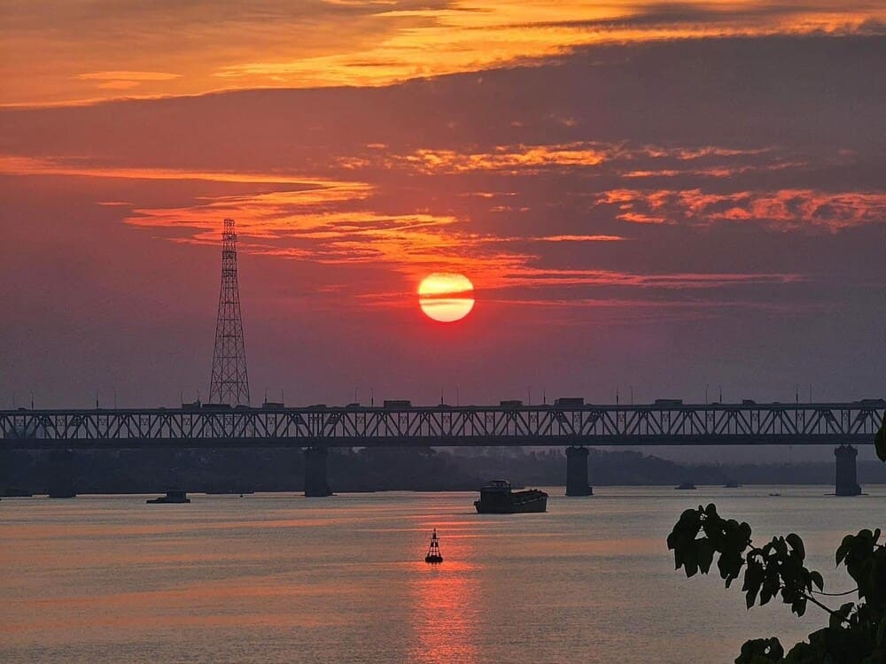 hanoi sunset in Long Bien bride