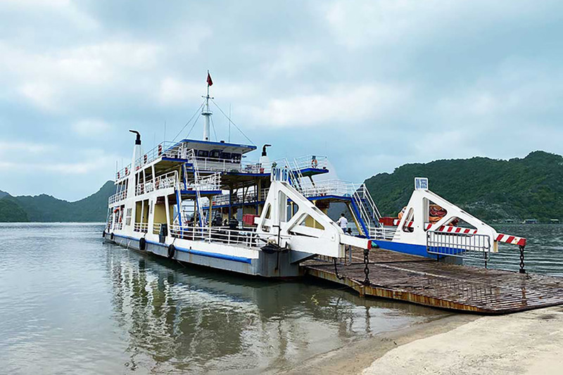 Boat dock to Cat Ba island