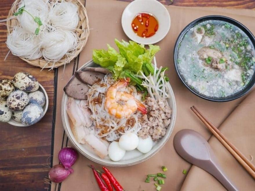 Usually, next to a bowl of Hu Tieu Nam Vang, there will usually be a bowl of "xi quach"