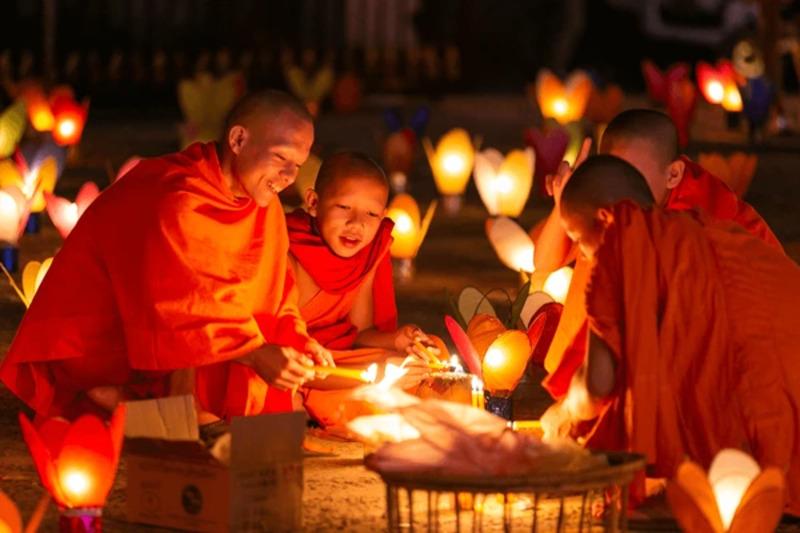 festival en laos - La Fiesta de las Piraguas en Laos - monjes