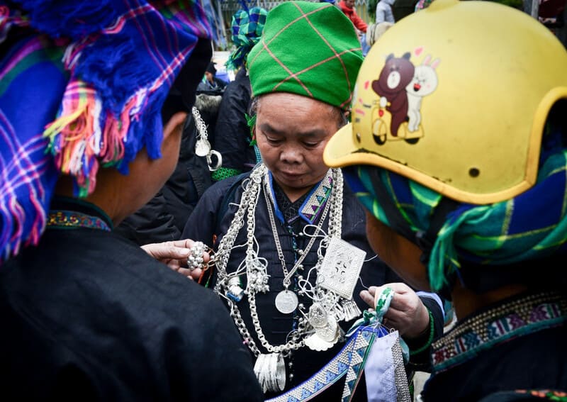 This lady sells necklaces... and his own neck acts as a display!