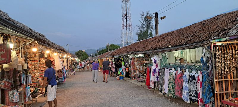 mercado nocturno en khao lak
