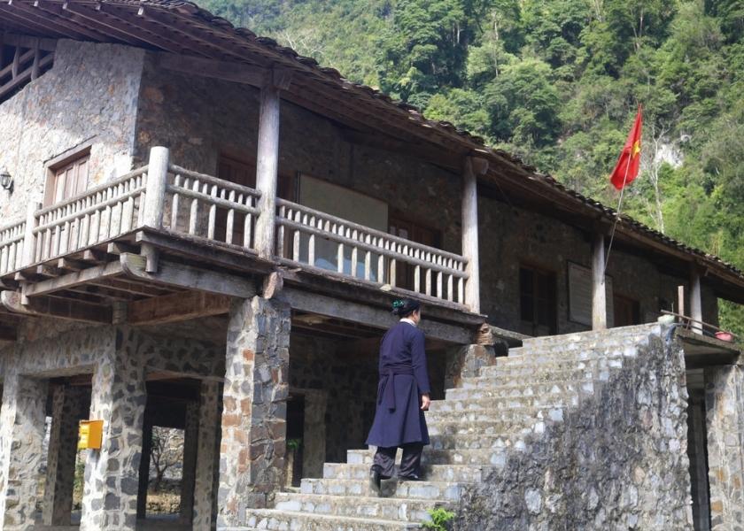 These houses are made entirely of stone, so they are very cool in the summer. In the winter, when heating is used, the heat clings to the stone, retaining and radiating more effectively.