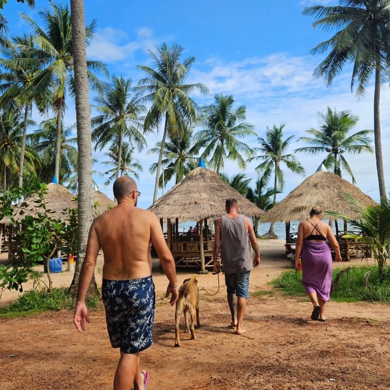 From the village of Nesat, the beach is easily accessible.