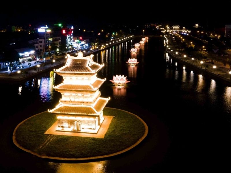 Ky Lan lake by night