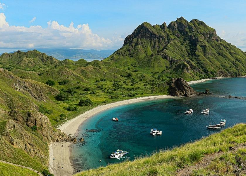 Lan Ha Bay is deserted in August
